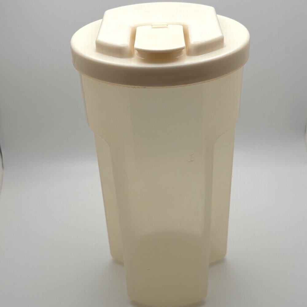 Rubbermaid Servin Saver 2 Quart Pitcher Almond Snap Top Lid Vintage 0038 1.9L - Picture 1 of 5